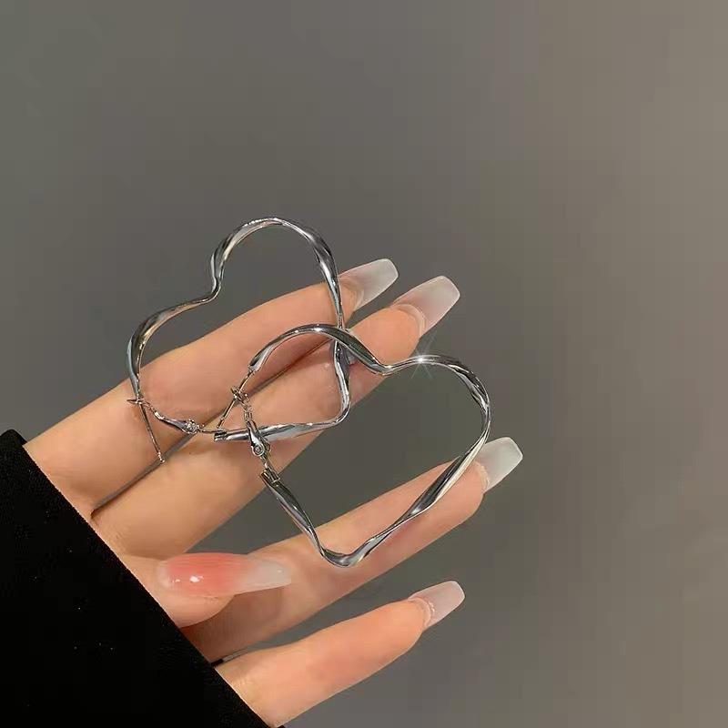 Silver Needle Twisted Love Earrings Design Sense Simple Fashion Stud Earrings Cold Wind Temperament Versatile Earrings