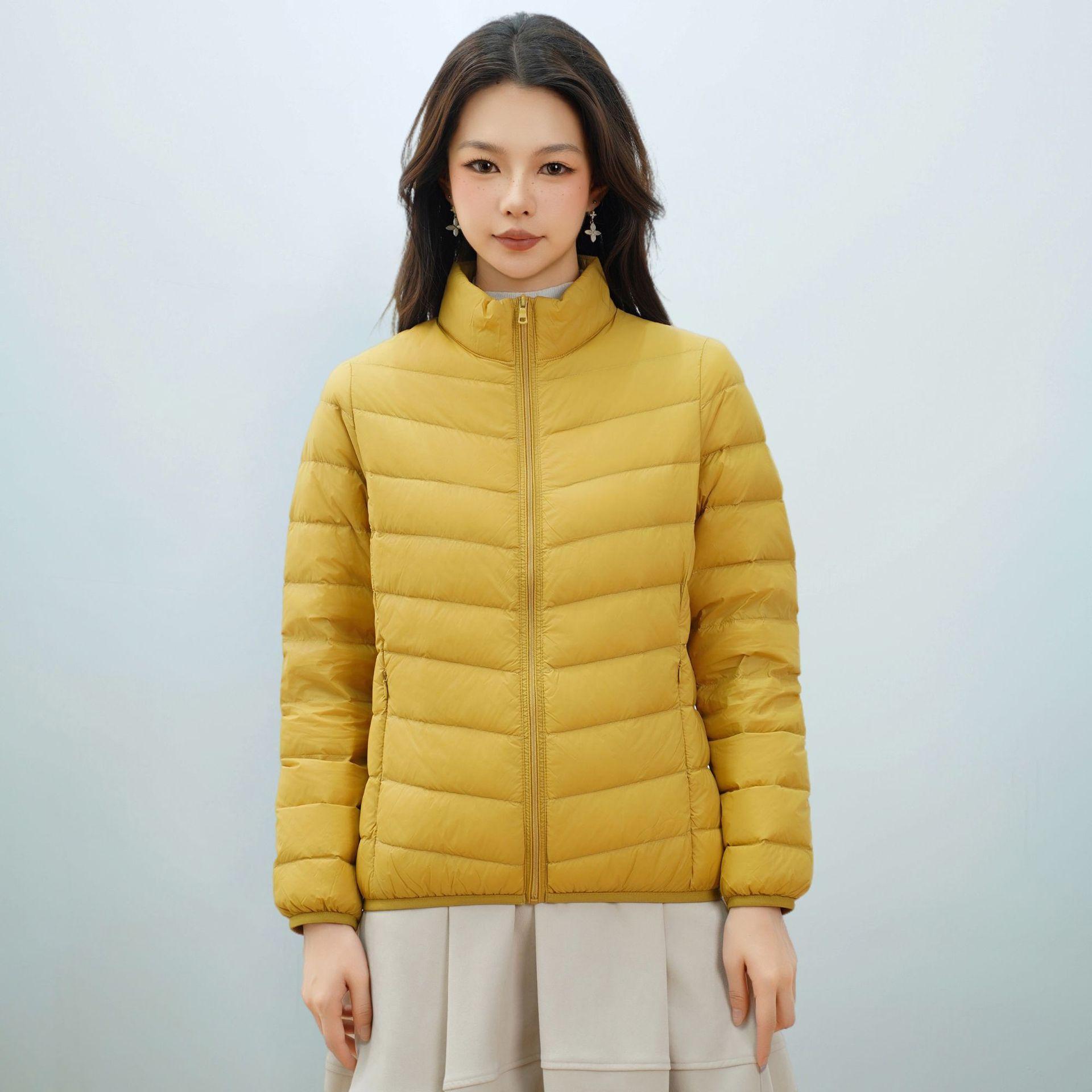 

Женская куртка на утином пуху плотностью 90 г, однотонная, с воротником-стойкой, легкая M жёлтый