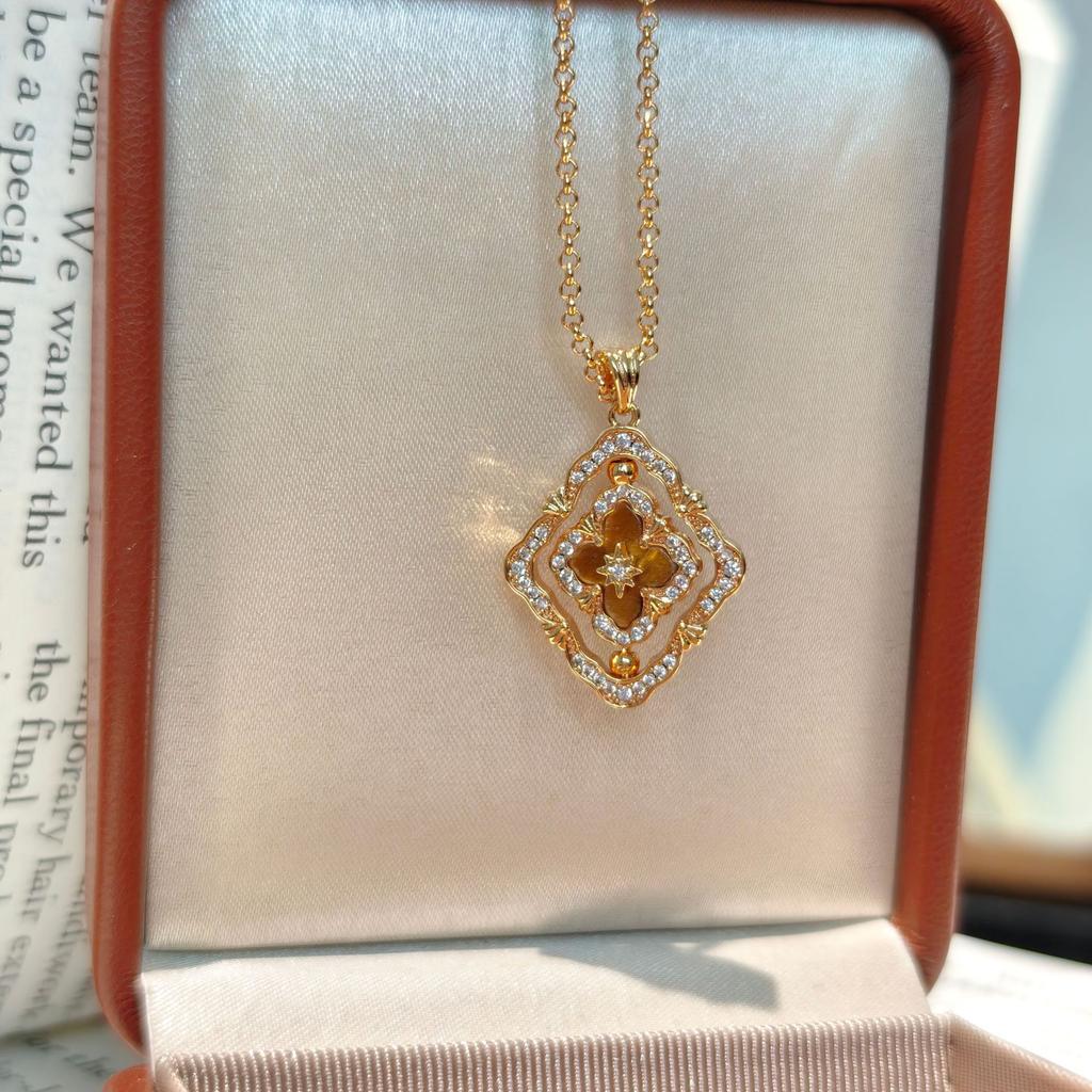 French Antique High-End Sense Versatile Rotating Double-Sided Four-Leaf Clover White Shell Necklace Light Luxury Design Neck Chain Collarbone Chain