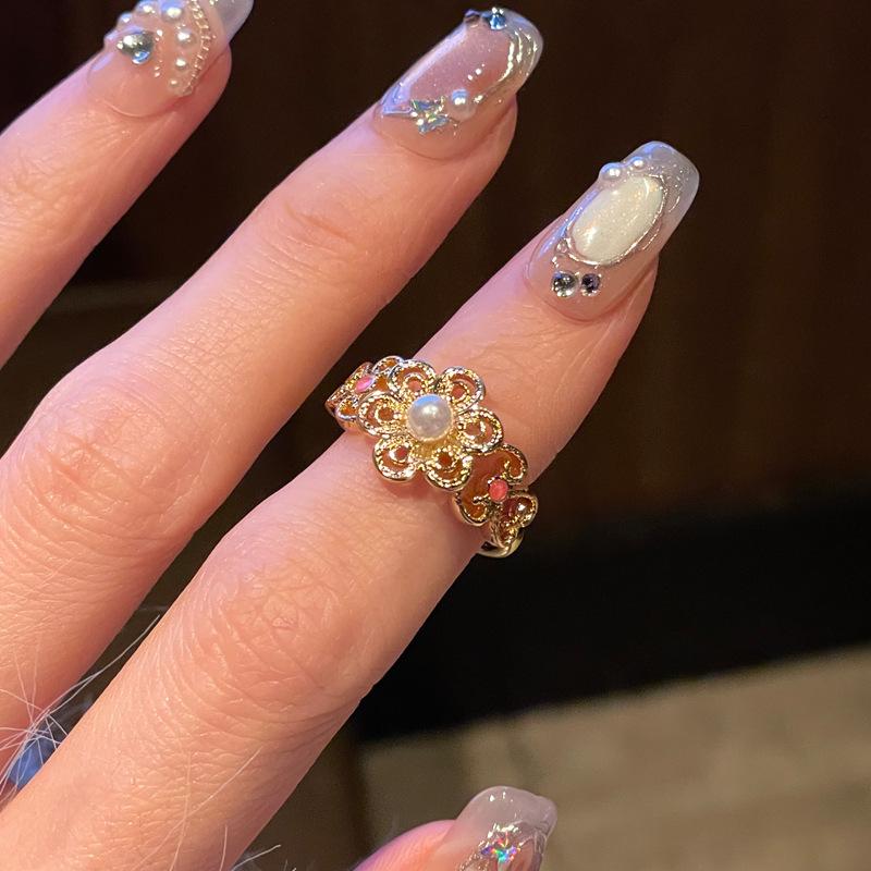 In The Middle Ages, There Were Fish Drops, Pearls, Hollowed-Out Flowers, Open Rings, Exquisite High-End Rings, Simple Temperament And Full Of Diamonds