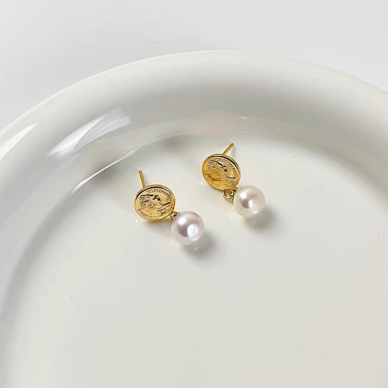 

Queen gold coin earrings, simple and versatile micro-medieval natural freshwater pearl silver needle earrings temperament stud earrings silver needle Silver needle