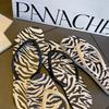 Damen Zehensandalen Sommer Neu Clip-on Rutschfest Flacher Boden Lässig Strand Zebra-Print Hausschuhe