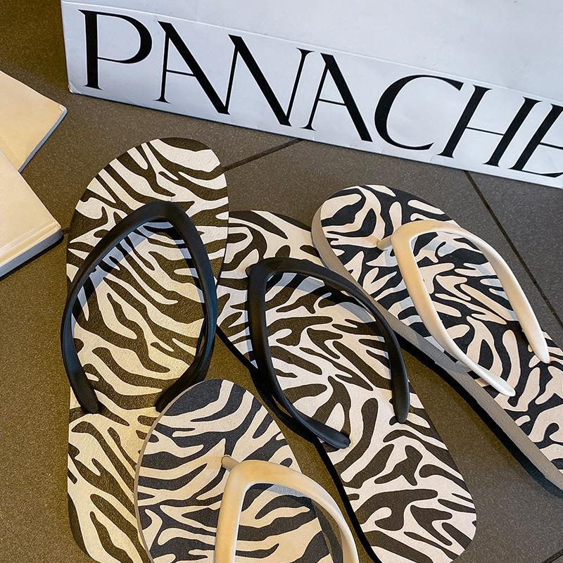 Damen Zehensandalen Sommer Neu Clip-on Rutschfest Flacher Boden Lässig Strand Zebra-Print Hausschuhe