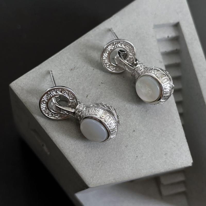 

Niche Retro White Shell Earrings Tang Grass Hollow Round Ball Distressed Light Luxury Exquisite Fashion Women s High-end Daily Earrings