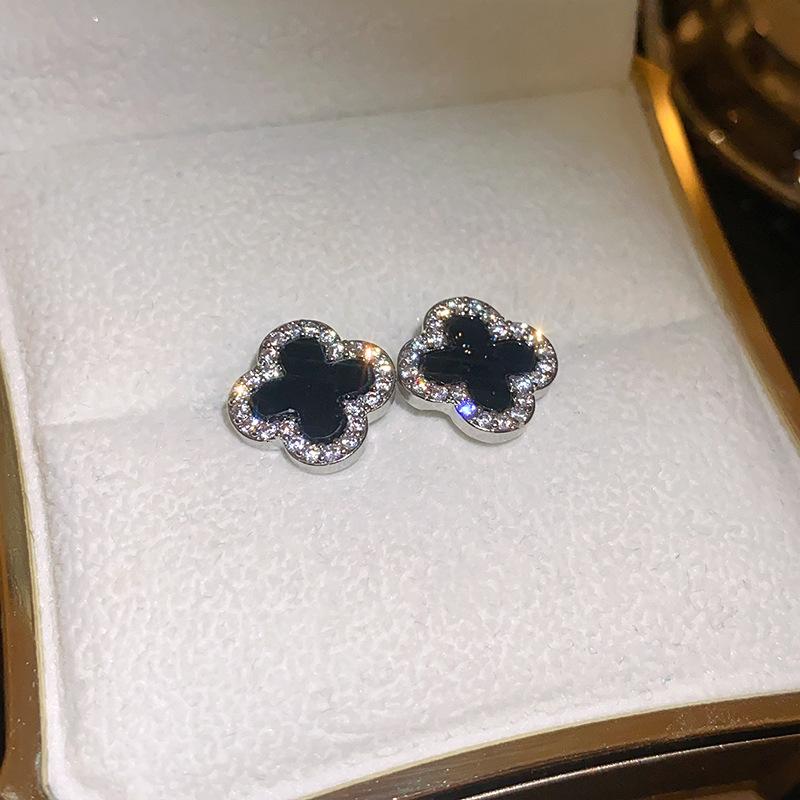 

Розовые миниатюрные изысканные серьги-пусеты в виде четырехлистного цветка 2024 – Модные женские аксессуары для ушей высокого класса, вдохновленные инфлюенсерами