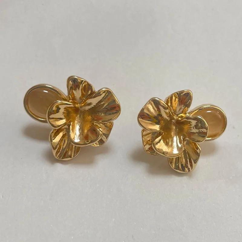 French Retro 3D Metal Petal Ear Clips for Women Gold Tone Non Piercing Earrings