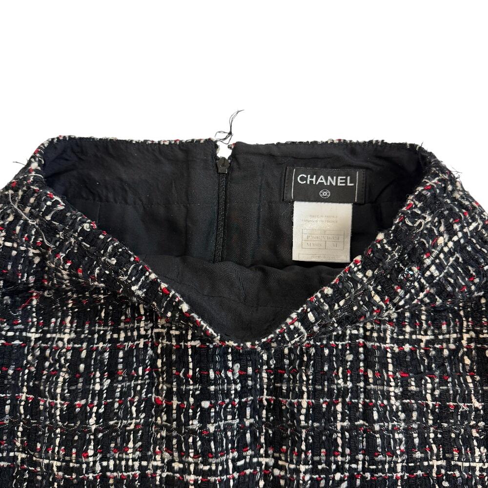 Chanel P26002V16324 Długość do kolan spódnica tweedowa z guzikiem z logo COCO czarny tweed Używana