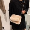 Plyšová taška tote z umelej kožušiny pre ženy Zimná taška cez rameno Ležérne nadýchané crossbody tašky Módna retiazková kabelka Dievčenská mäkká peňaženka
