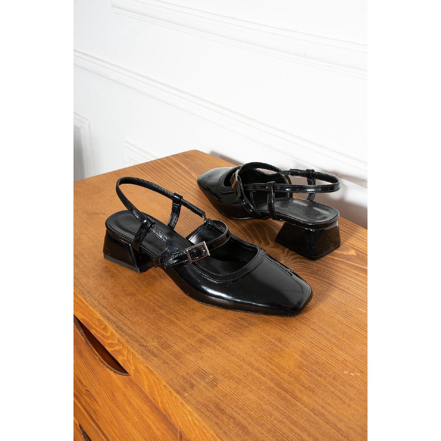 

Жіночі туфлі Kambochi з тупою шкірою 36 чорний