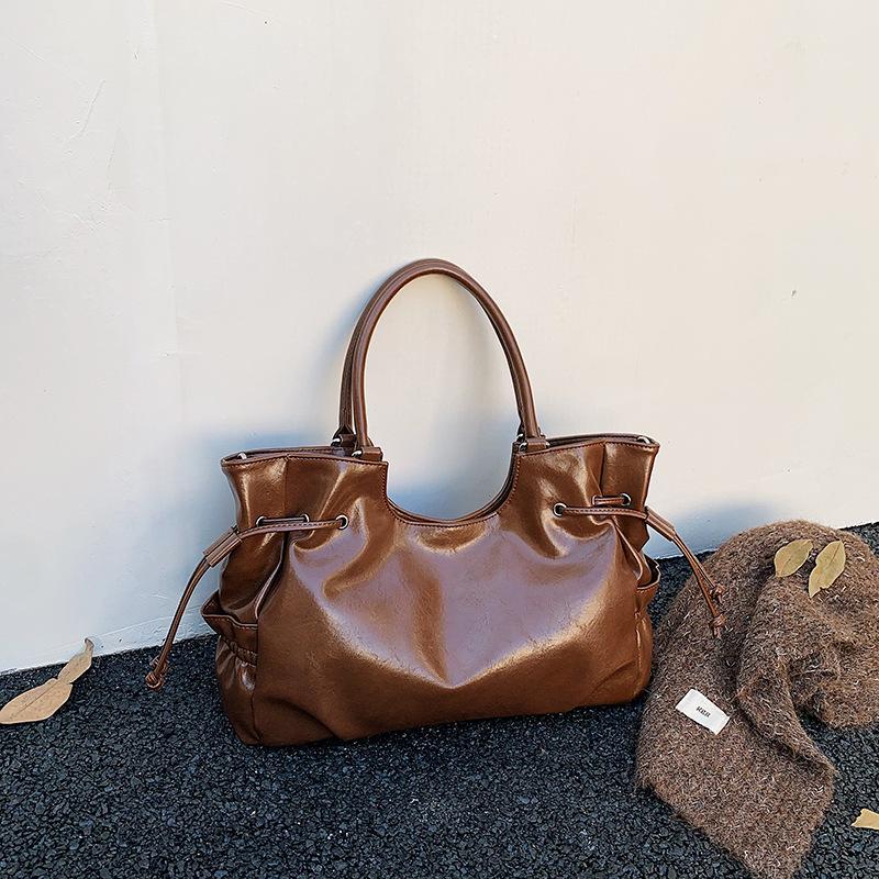 

Premium sense niche bag women s autumn and winter 2025 new retro shoulder messenger bag women s portable tote bucket bag коричневый