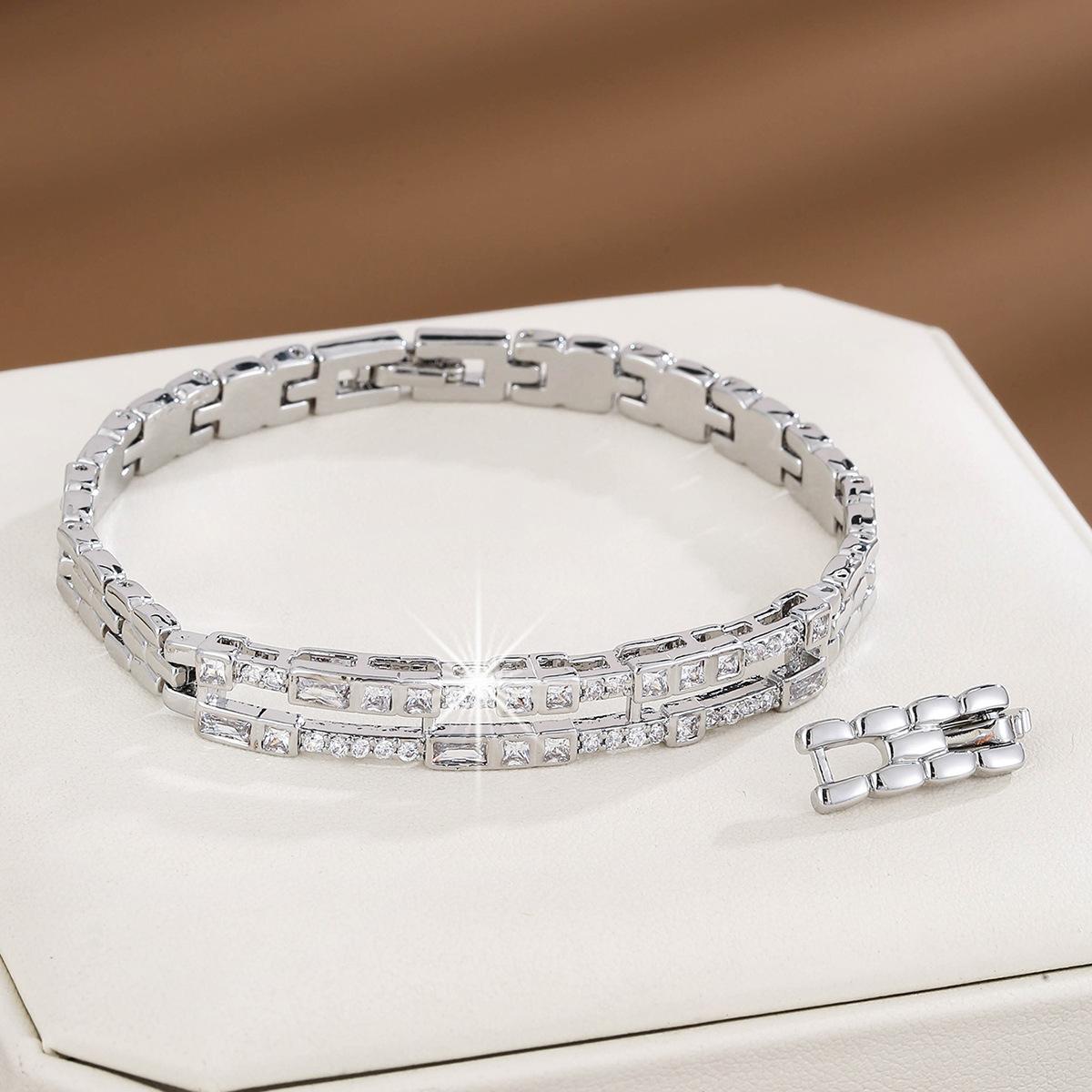 

Доступный роскошный модный ретро полый микроинкрустированный цирконом элегантный повседневный браслет-джокер серебряный