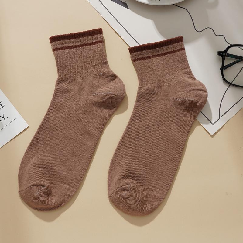Einfache, trendige gestreifte Socken für Mädchen. Vielseitige, hochwertige, einfarbige Strümpfe. Weiche, atmungsaktive koreanische Sport-Mittelrohrsocken.