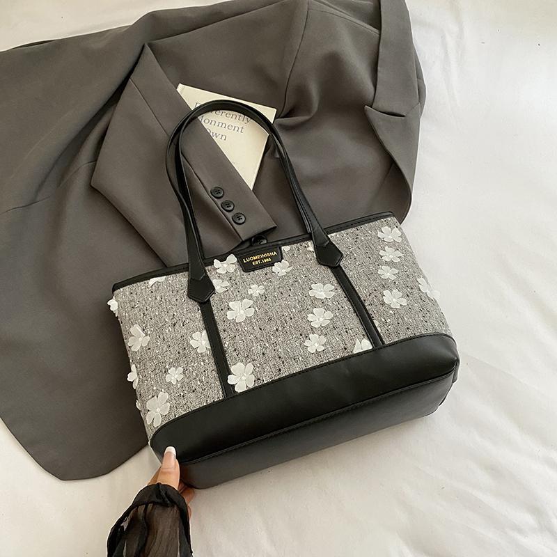

Autumn New 3D Flower Tote Bag Women s Fashi Leisure Versatile One Shoulder Bags Large Capacity Commute Handbags Trend (30cm<Max Length<50cm) серый
