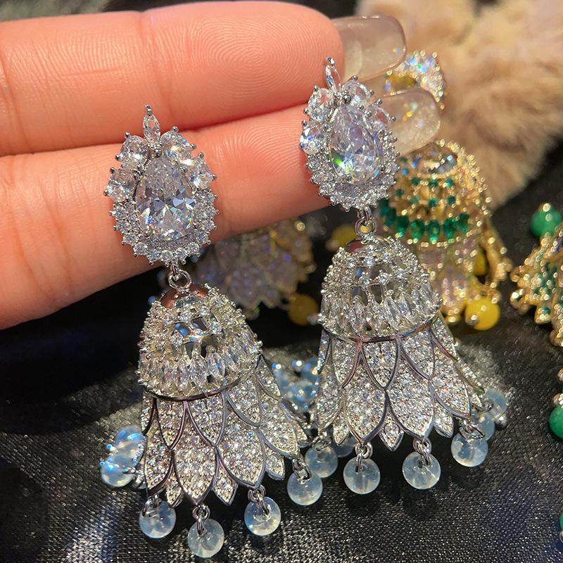 

Индийские этнические характеристики, индивидуальный стиль, колокольчики, музыка ветра, серьги, цветной циркон, серьги с бахромой. белый