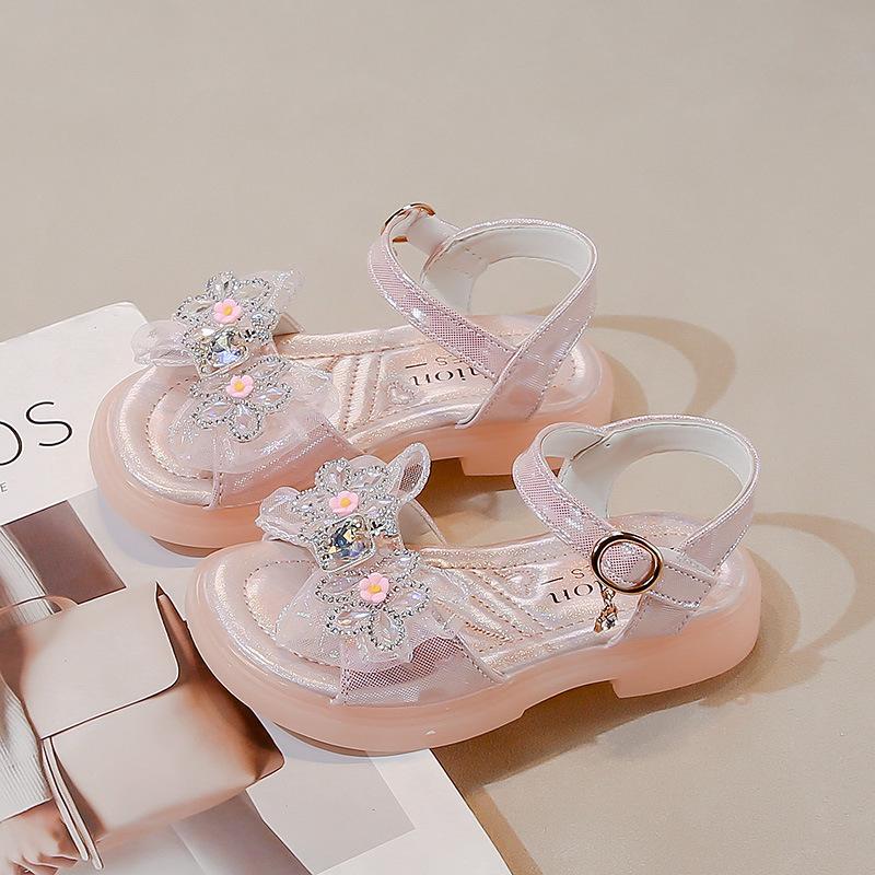 Girls sandals 2025 summer new middle and older children's beach shoes foreign soft-soled princess shoes girls fashion crystal shoes