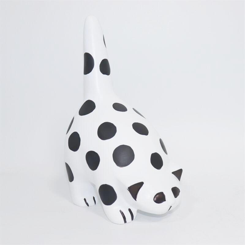 Krat Cat: Modern Abstract Art Cat Ornaments for Desktops and Coffee Tables