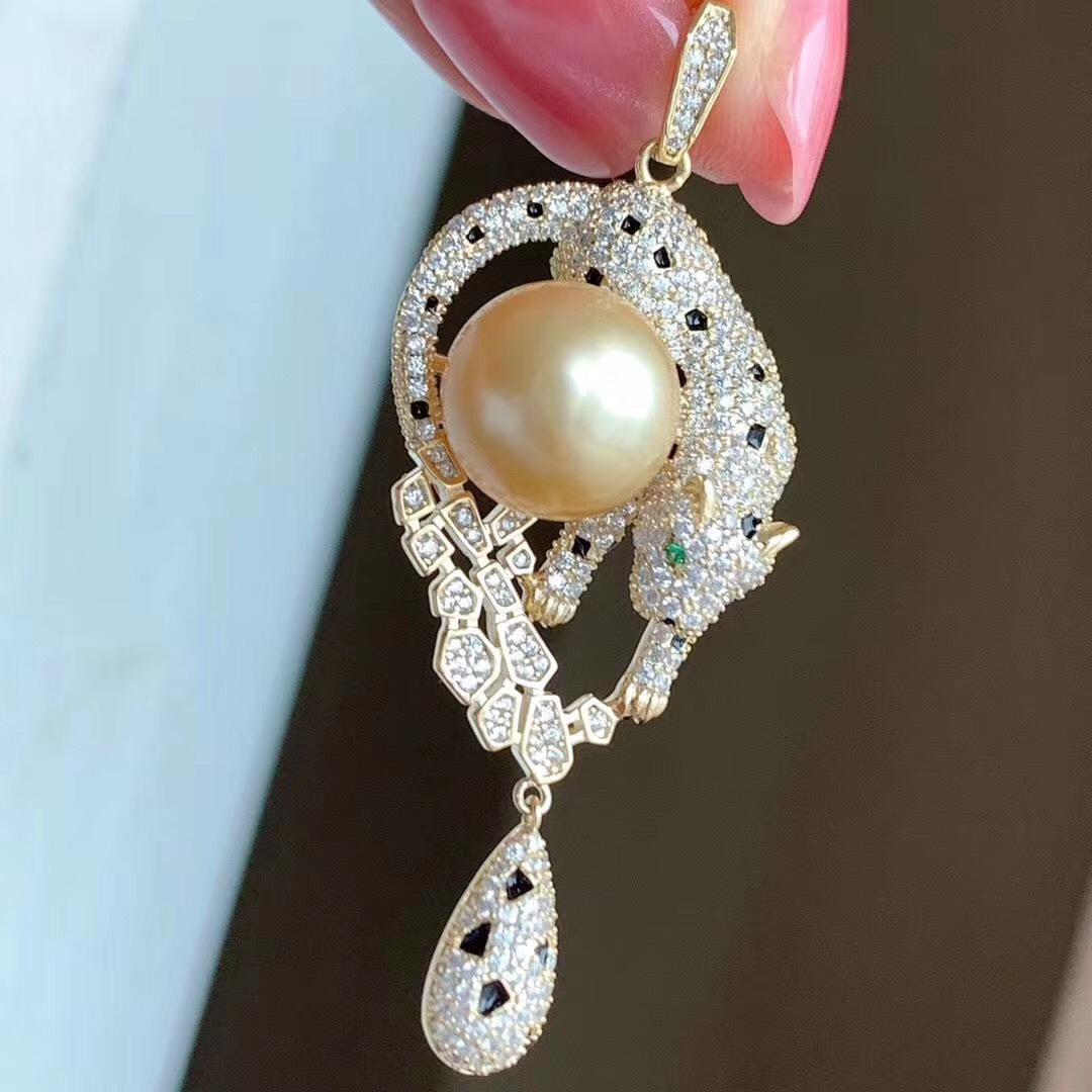 

Позолоченная брошь-подвеска с жемчугом и леопардовым принтом — модный аксессуар двойного назначения