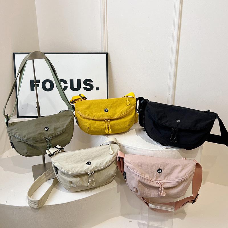 New ultra-light washed cloth bag women's 2025 new versatile shoulder messenger bag niche design Japanese breast bag women