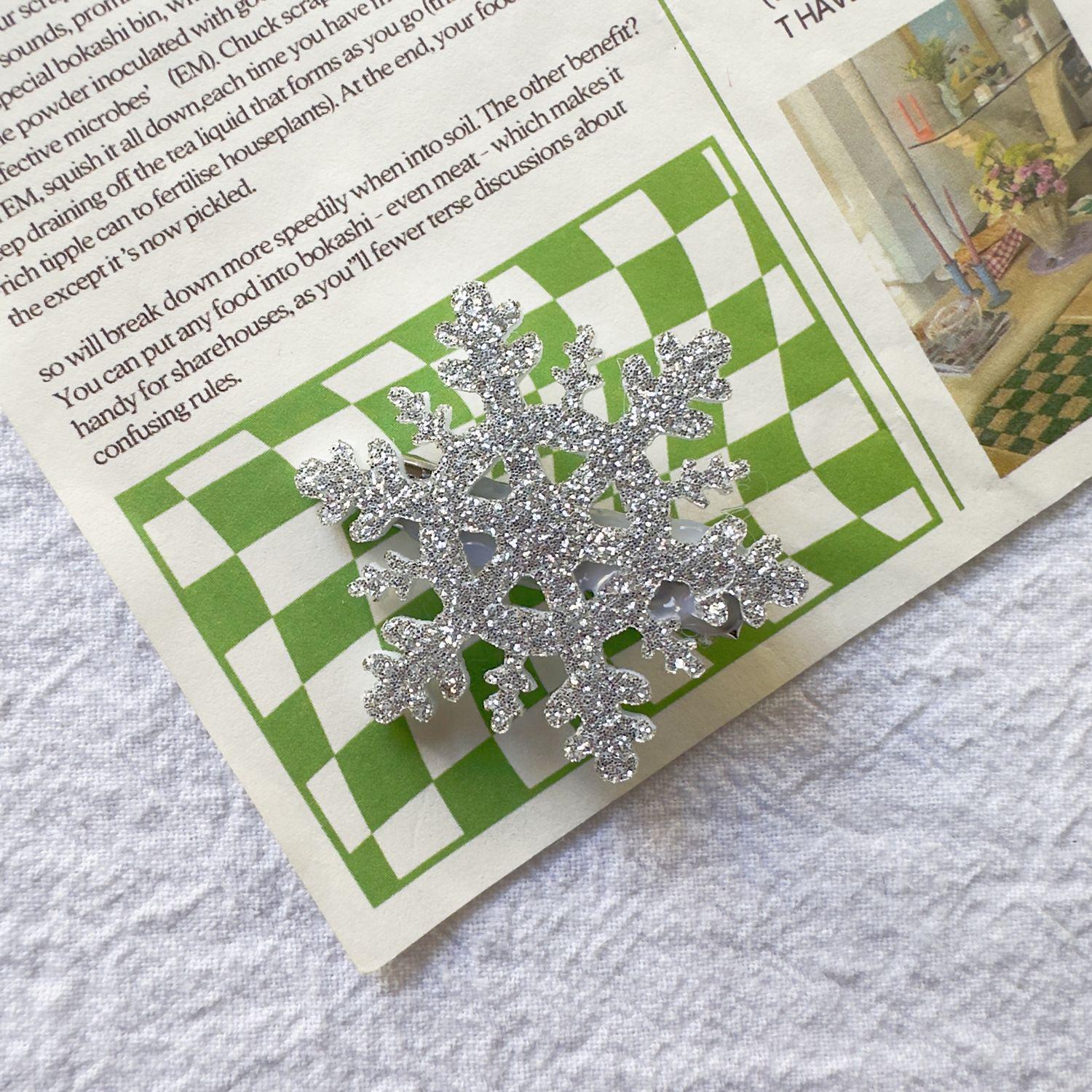 

Sparkling Snowflake Hair Clip - Sweet Glitter Bangs Accessory for Holiday Charm