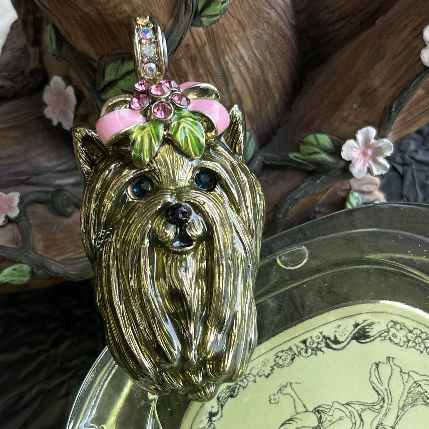 Medieval vintage public light luxury literary versatile green cute puppy fashion pendant pendant