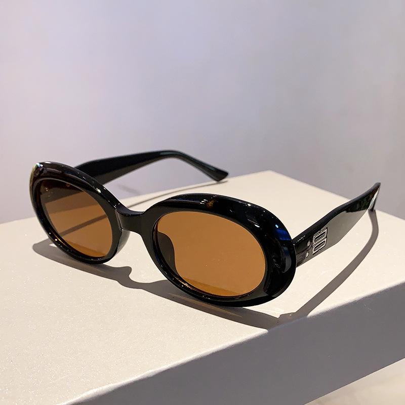 Classic Designer Style Style Oval Sun Glasses Glasses Ladies Sun Eyeglasses For Men Trend Punk Trendy Luxury Rivet Small Spectacle Frame Frame