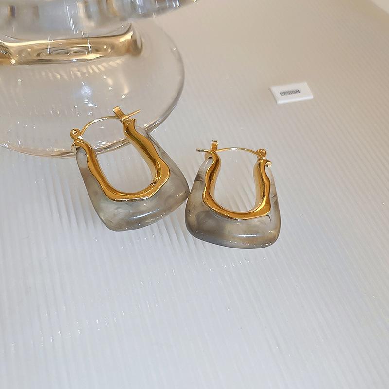 Korean retro geometric U-shaped resin ear buckle temperament simple earrings Mori Hong Kong style fashion fairy personalized earrings