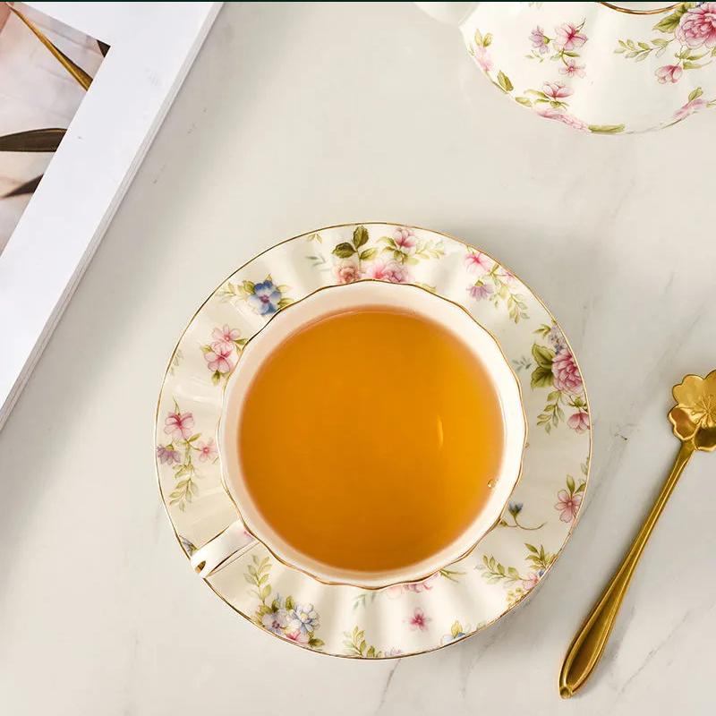 Sada čajového šálku a podšálku z kostního porcelánu v britském stylu – Květinový keramický šálek na kávu se zlatým okrajem a lžičkou