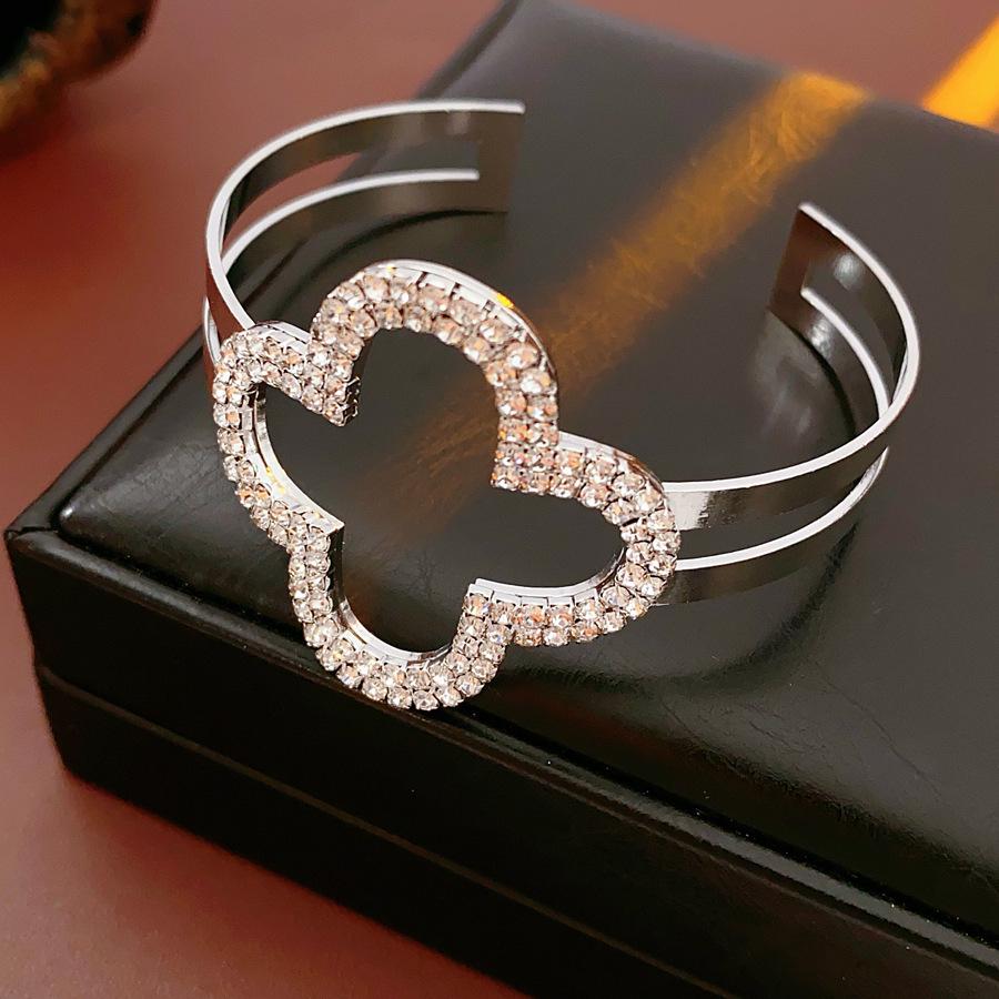 Europäischer & Amerikanischer Mehrschichtiger Schmetterling Offener Armreif: Luxuriöser, modischer und vielseitiger Damenschmuck für alltägliche Eleganz.