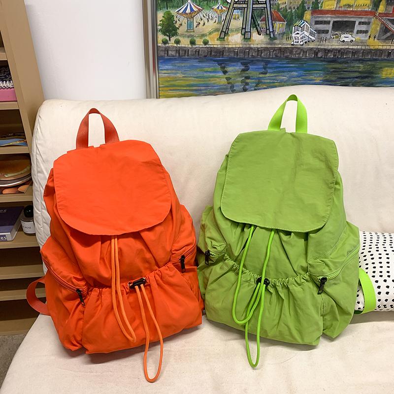 Neu - modischer plissierter Rucksack mit Kordelzug. Es ein Nischen- - designtes, trendiges - aussehendes Rucksack für Frauen, mit einem großen