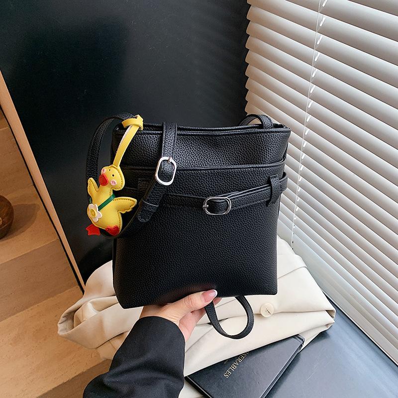 Versatile commuter lychee pattern bucket bag women's spring summer new commuter shoulder messenger mobile phone bag tide