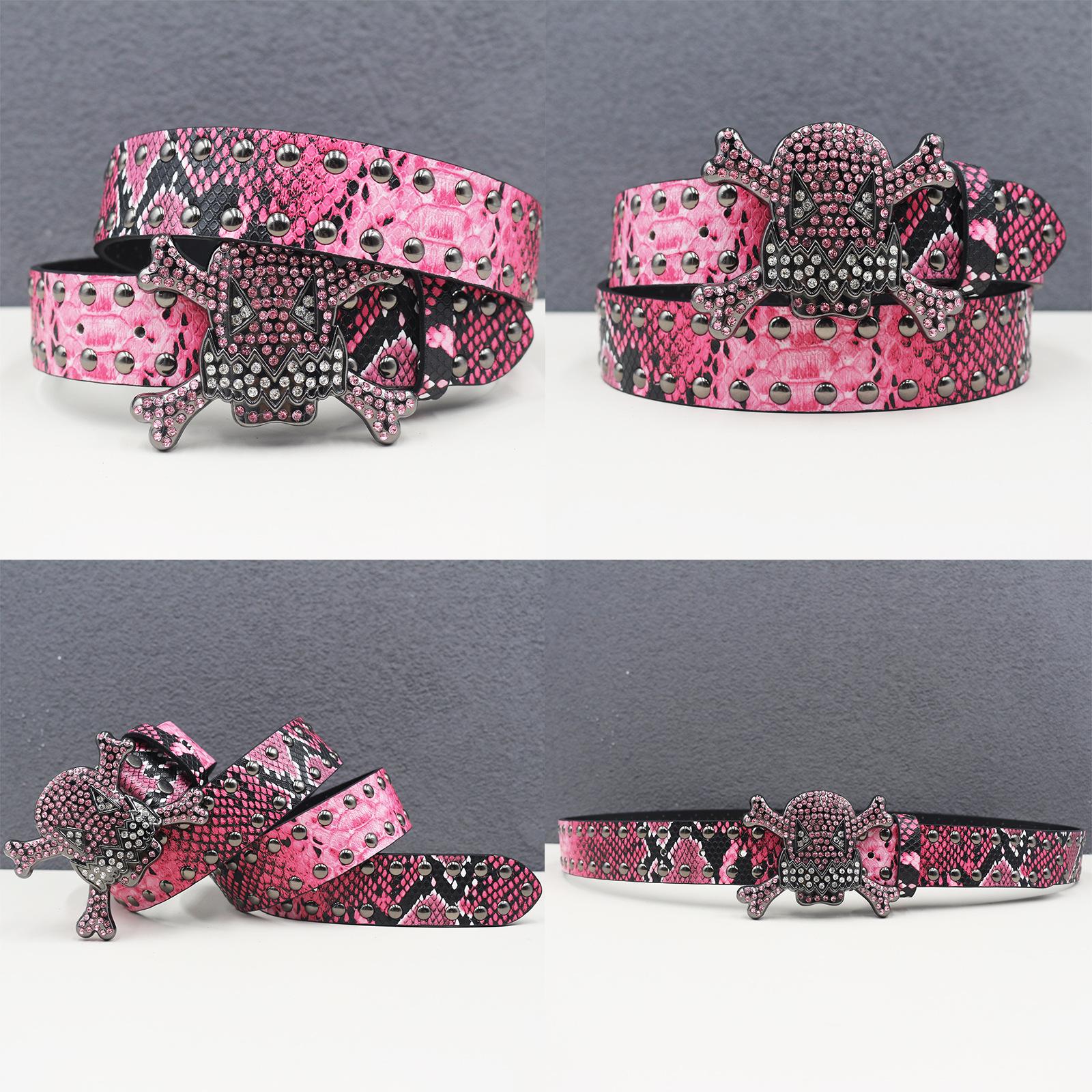 Unisex Y2K Strass Totenkopf Punk Gürtel mit Nieten und Schlangenleder Design 105 cm rosa