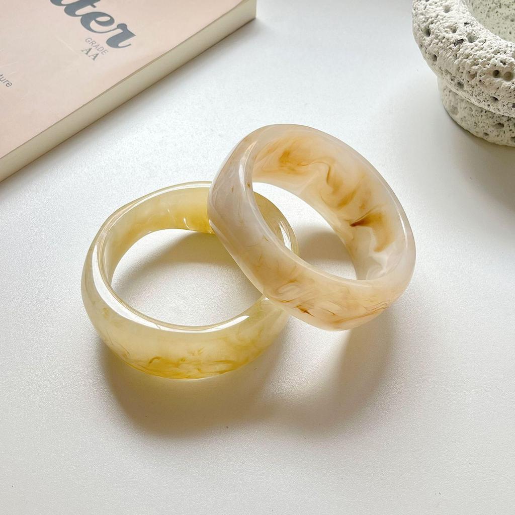 Verlaufendes halbtransparentes Harzarmband – Modisches breites rundes Armband für Damen, farbecht