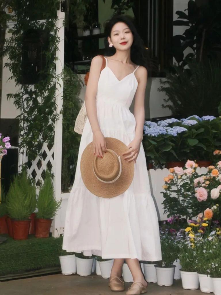 2026 summer new French V-neck white suspender dress women's waist design sense niche temperament small skirt
