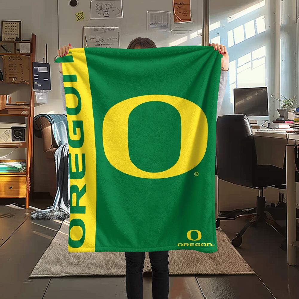 Oregon Ducks Print Flannel Blanket High Quality Warm Comfortable Cover for All Seasons Perfect for Gifts Home Decor