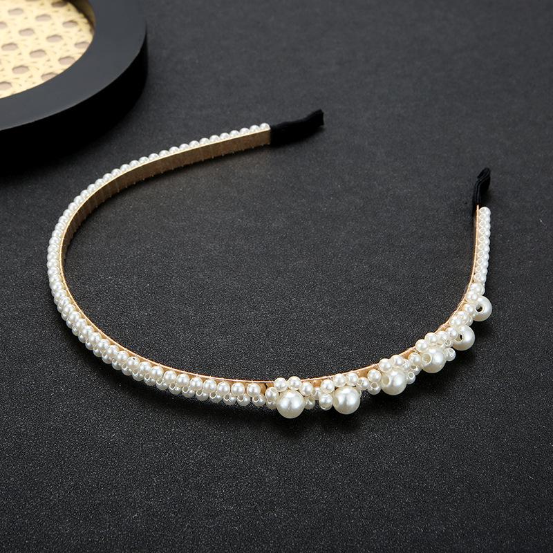 

Элегантная жемчужная цепочка ручной работы - узкий дизайн из металла и бусин