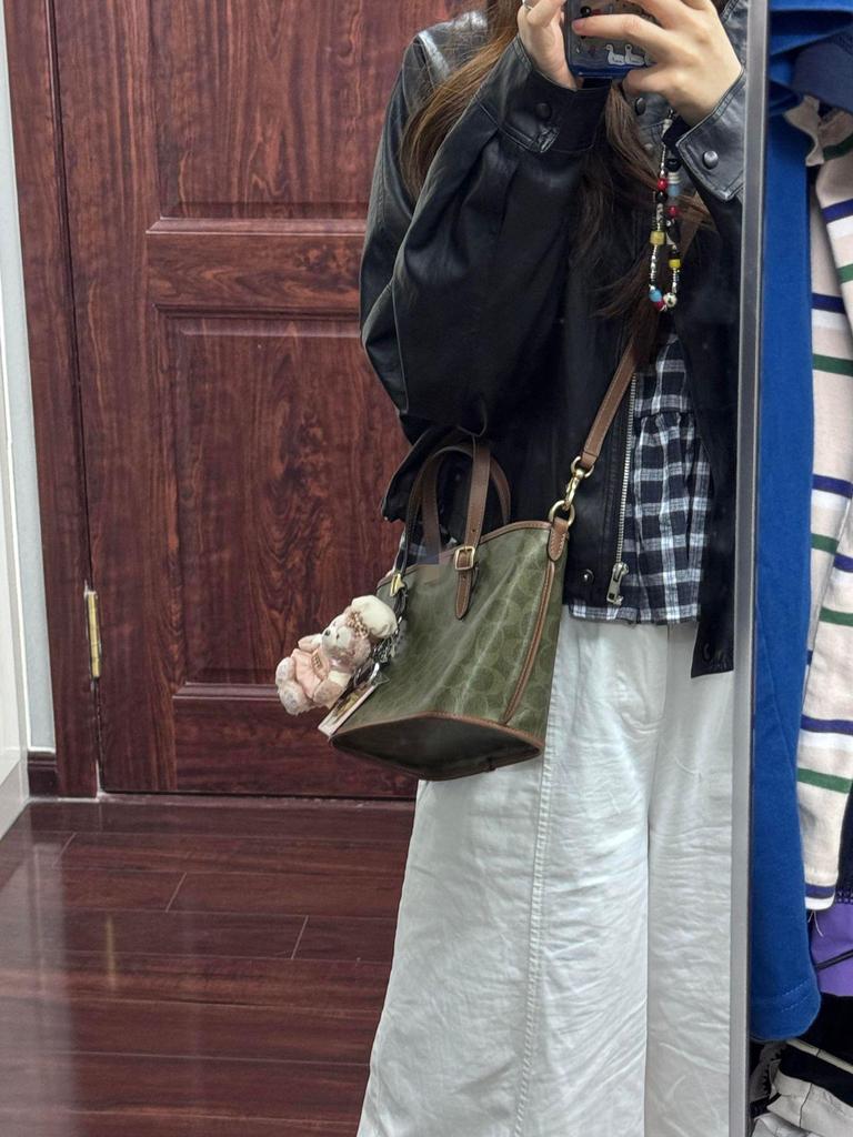 Koujia Taxi21 Retro Handtasche: Vielseitige Damenhandtasche mit einfachem Schultergurt, Umhängegurt und als Einkaufstasche.