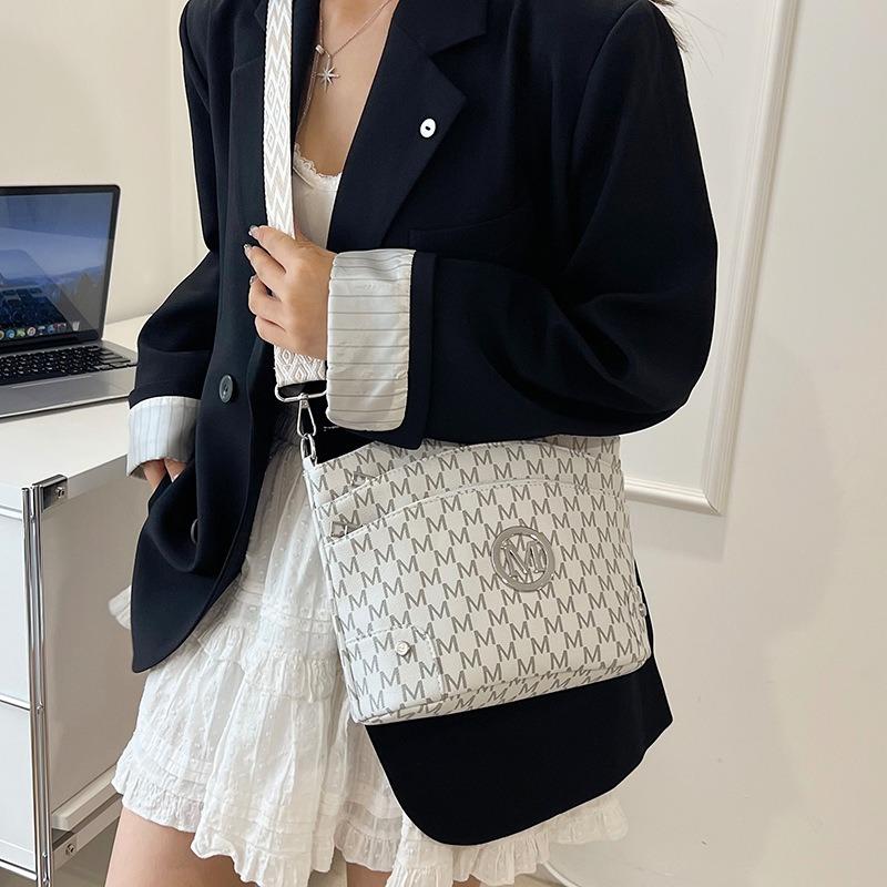 Retro Casual Simple Versatile Fashion Wide Shoulder Strap Single Shoulder Messenger Bag Light Luxury High Texture Large Capacity Bag