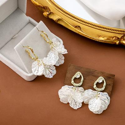 Französische Süße und Elegante Blumenohrringe, Nischen-Design-Gefühl Weiße Riss-Ohrringe Leichter Luxus Hochwertige Ohrringe Damen