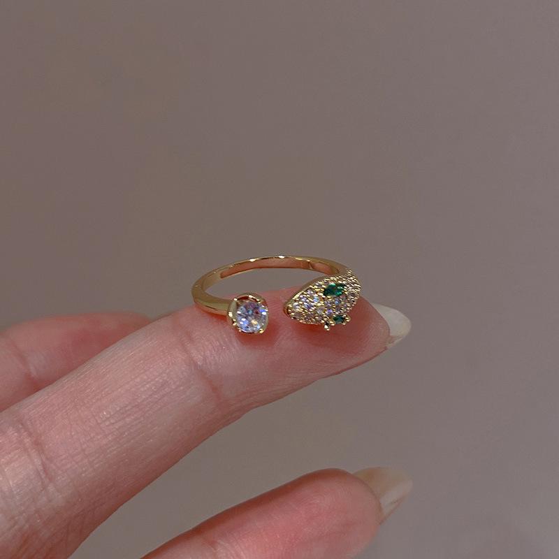 

Регулируемое кольцо-змея с цирконом: Элегантный и универсальный дизайн