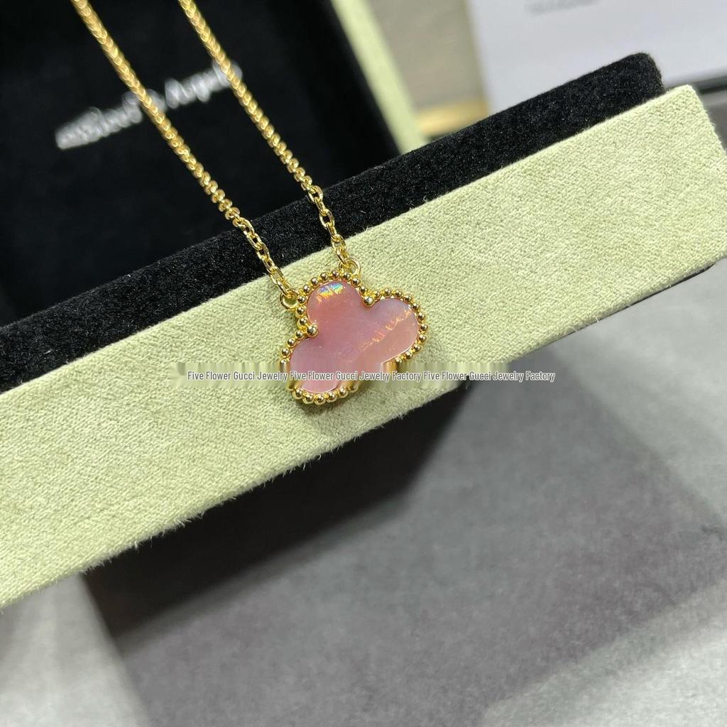 Náhrdelník Van Cleef se čtyřlístkem: Zlatý přívěsek pro ženy s pětilistým designem, bílou perletí, červeným achátem a diamantem.