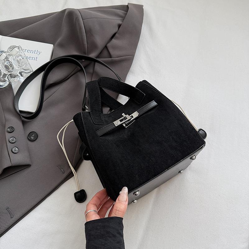 

Европейская, американская мода и зарубежный стиль летняя новая женская сумка для通勤 через плечо сумка-подмышка высокая ценность большая вместимость сумка-мессенджер сумка-ведро чёрный