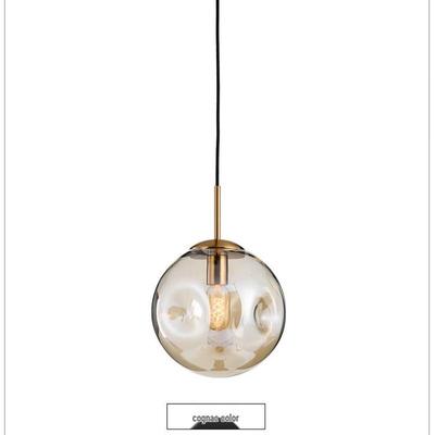 Nowoczesna lampa wisząca ze szklaną kulą