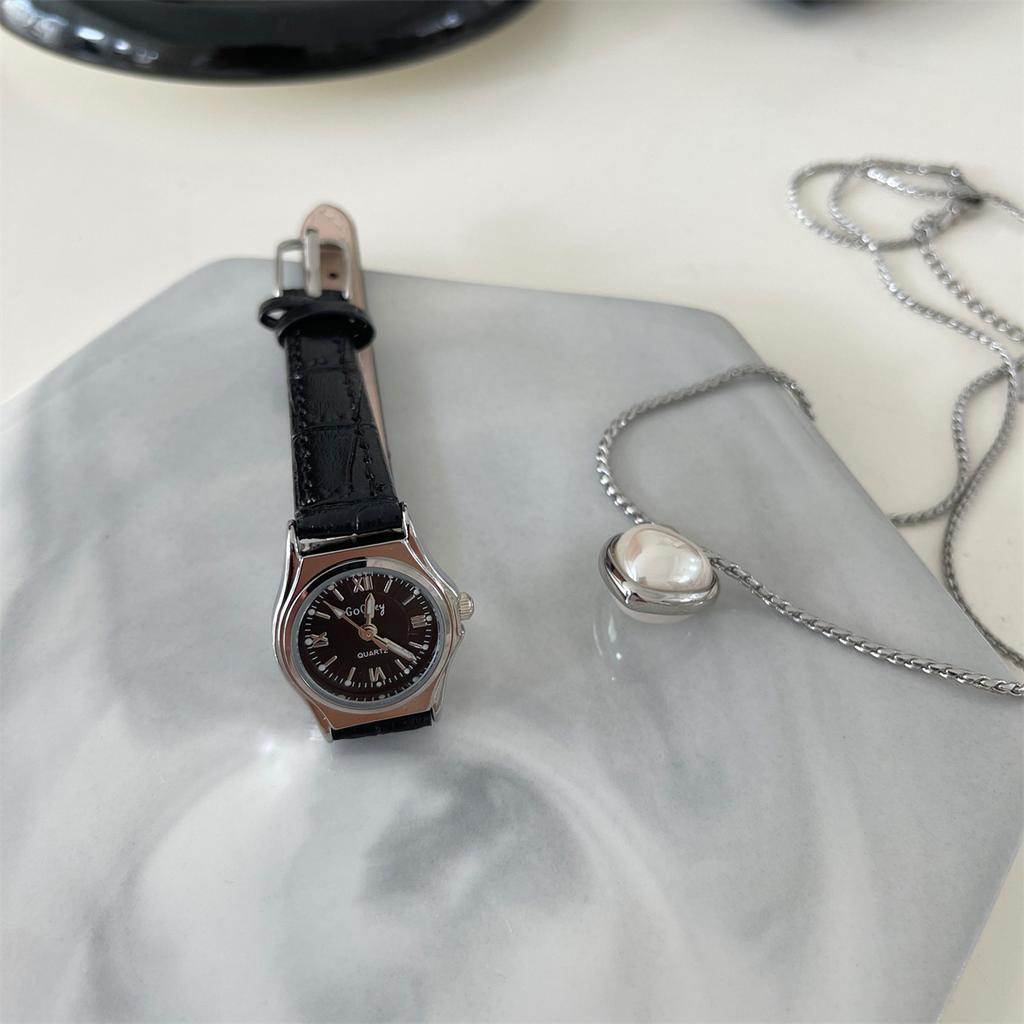 Supply Medieval Fashion Small Gold Watch Watch Temperament High Value Fashion Women'S Small Dial Quartz Watch