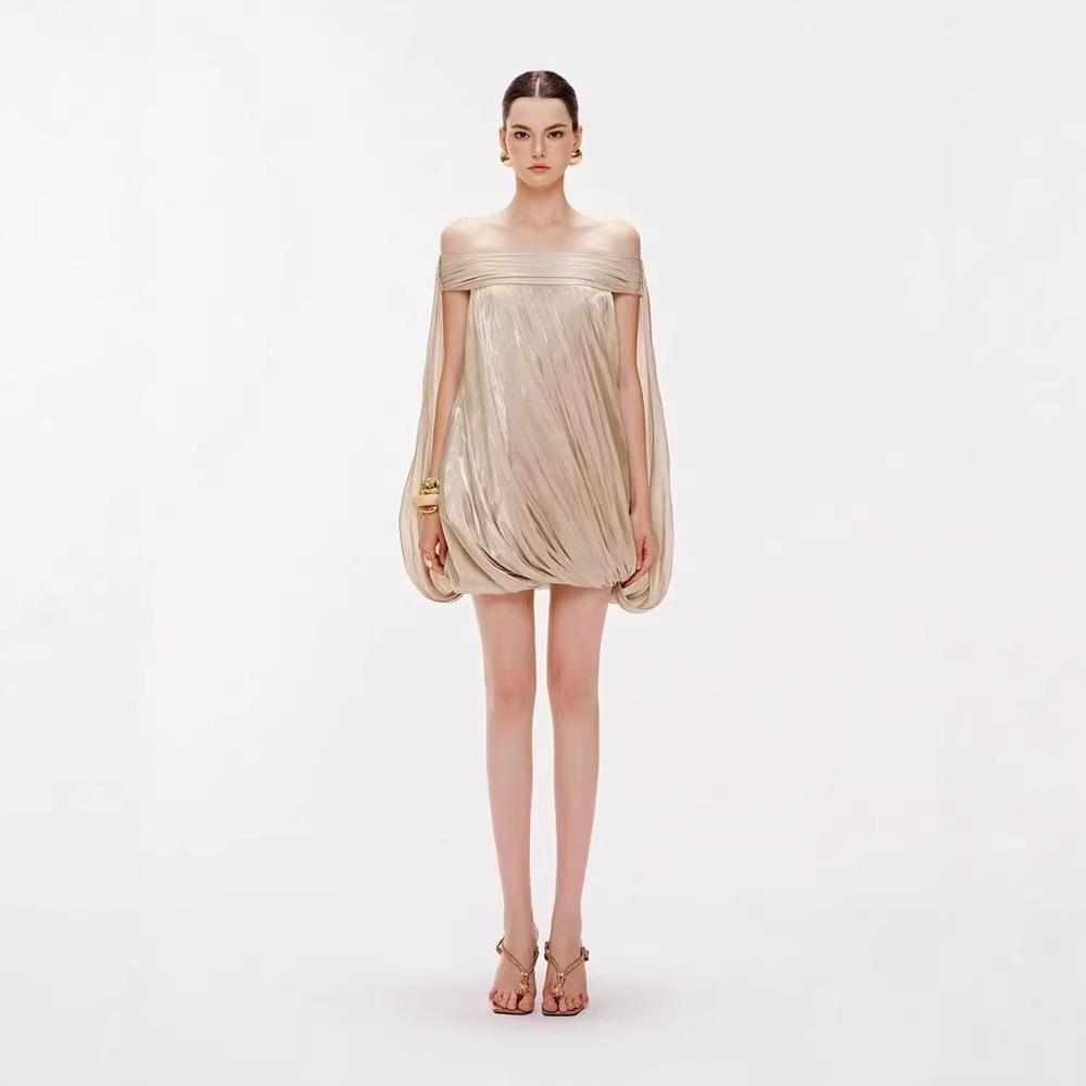 Vietnamesisches Nischen-Falten-Einschulter-Abendkleid mit figurschmeichelnder lockerer Drapierung