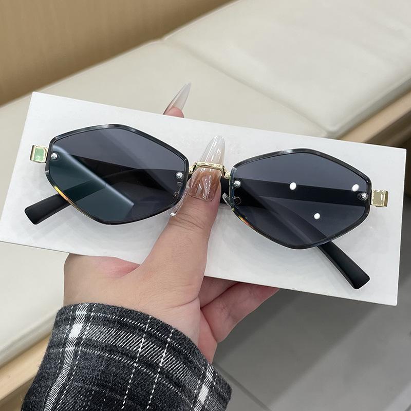 Personalized Rhombus Small Frame Sunglasses Women Fashion Polygonal Metal Frame Sunglasses Luxury Brand Punk Shades Eyewear
