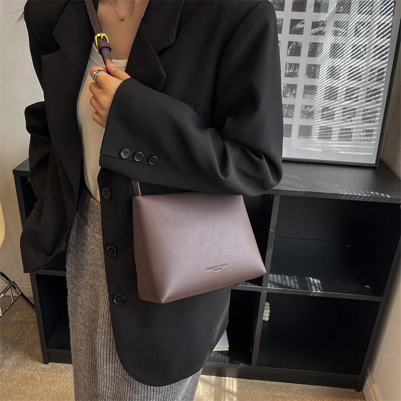 Xiaohongshu live broadcast women's bag supply, this year's popular bag women's high-end sense crossbody niche design single shoulder armpit bag