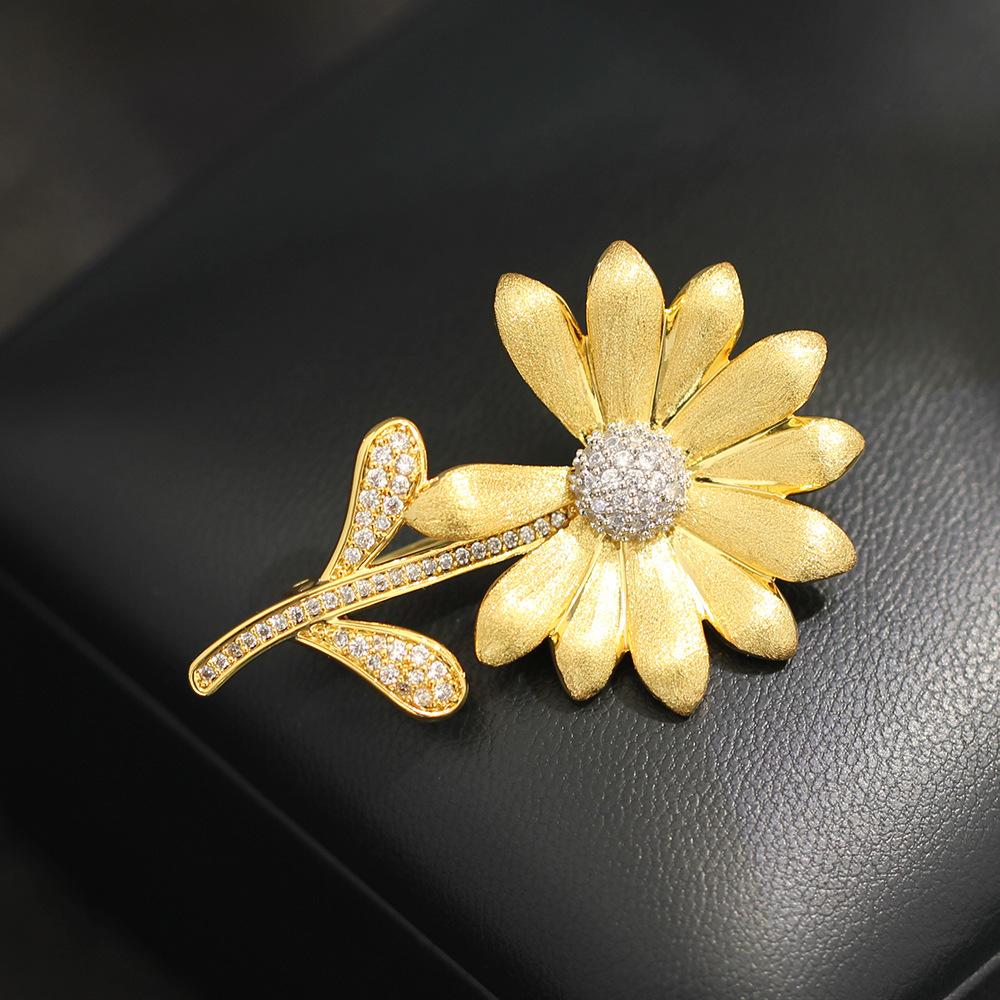 New Korean version of stone-inlaid gold brushed craftsmanship daisy brooch temperament niche bouquet pin coat accessories men and women
