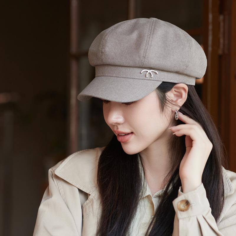 

Корейская версия осенне-зимней шляпы для женщин, восьмиугольная шляпа «гусиная лапка» с металлическим декором для зимнего тепла, литературная ретро шляпа «газета» One Size