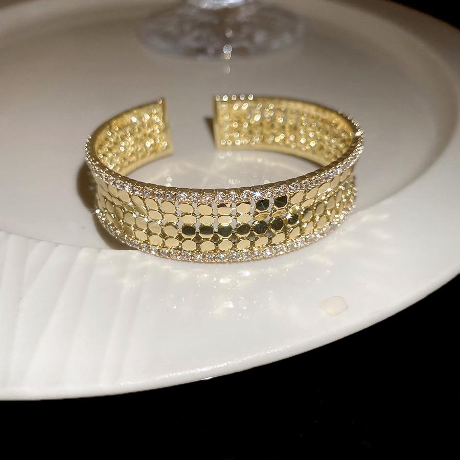 Elegant Geometric Rhinestone Zircon Buckle Bracelet: A Versatile and Luxurious Accessory for Women