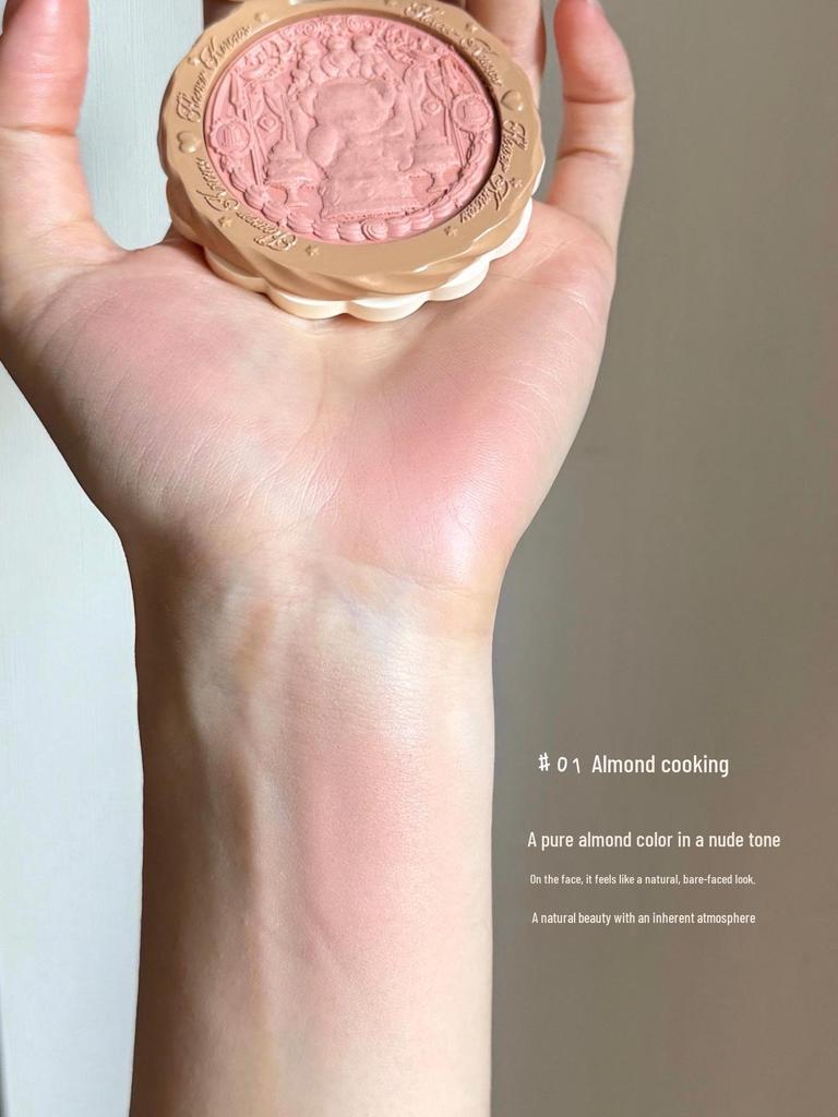 Flower Knows Sweetheart Little Bear: Lip Gloss, Blush, Eyeshadow, Concealer, Palette, Powder Puff, Pendant, Perfume, Eyebrow Tint, Mirror.